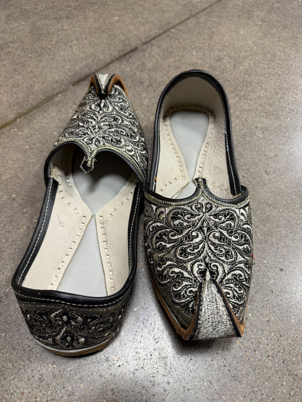 Black & Silver Embroidered Traditional Jutti – Elegant Ethnic Footwear - Men's shoes - Outfit Inspiration & Bridal Styling | Zubis Collection Frisco Showroom